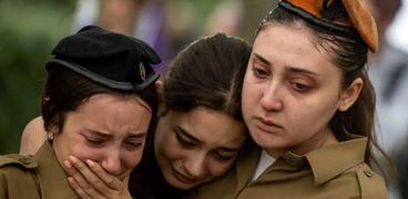 بكاء مجندات خلال مشاركتهن في تشييع جندي إسرائيلي