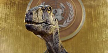 ديناصور يقتحم قاعة بالأمم المتحدة ليدلي بشهادته