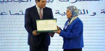 الرئيس السيسي يكرم الدكتورة فرحة الشناوي