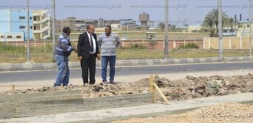 مساعد محافظ كفر الشيخ يتفقد إنشاء موقف السيارات الجديد