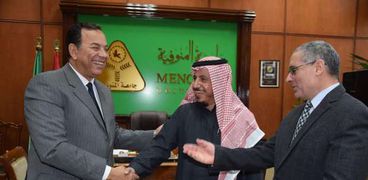 رئيس جامعة المنوفية يستقبل رئيس مجلس إدارة جمعية نحال  السعودية