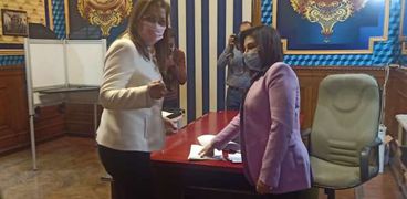 وزيرة التخطيط تدلي بصوتها في جولة الإعادة بمجلس النواب