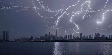 لحظة ظهور البرق في سماء الإمارات