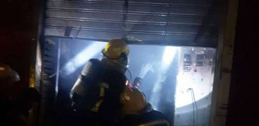 اثناء سيطرة رجال الاطفاء على حريق محل مستحضرات التجميل باسيوط