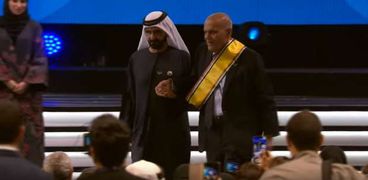 حاكم دبي يرافق الجراح العالمي مجدي يعقوب