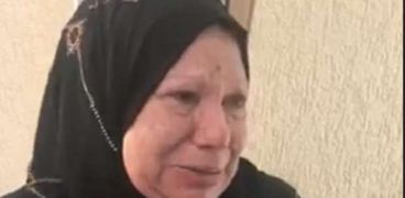 سيدة سبعينية تبكي أثناء تصويتها بالإمارات