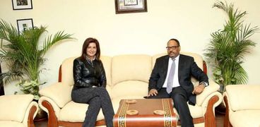 وزيرة الهجرة مع السفير الاماراتي