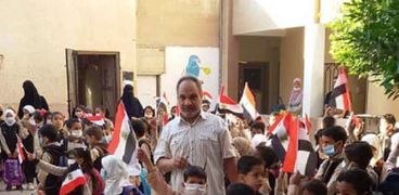تلاميذ معهد مطروح الابتدائى يرفعون أعلام مصر احتفالا بنصر أكتوبر