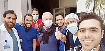 الطاقم الطبى بمستشفى عزل الإسماعيلية يحتفل بخروج حالة إيطالية بعد شفائها