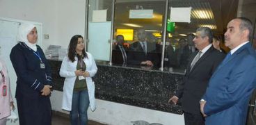 وزير الطيران المدني يتفقد مكتب الحجر الصحي بمطار القاهرة الدولي