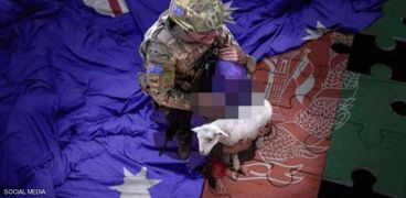 صورة الجندي الأسترالي والطفل الأفغاني فجرت أزمة دبلوماسية