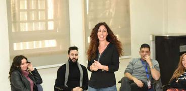 لينا خوري خلال ورشة تدريب بمهرجان القاهرة للمسرح التجريبي