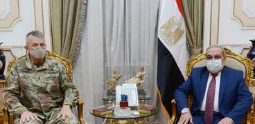 وزير الإنتاج الحربي خلال استقباله الملحق العسكري الأمريكي لدى القاهرة اليوم