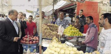 «الداخلية» تواصل حملاتها على الأسواق لمواجهة ارتفاع الأسعار