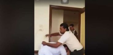بالفيديو| موظفون بوحدة محلية في كفر الشيخ يعتدون على كفيف