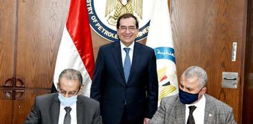 المهندس طارق الملا وزير البترول والثروة المعدنية خلال توقيع الاتفاقيتين