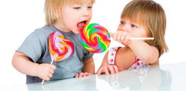 الأطفال وتناول الحلوى - صورة أرشيفية