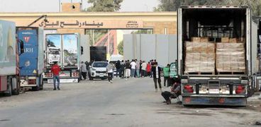 المساعدات المصرية أمام معبر رفح البري