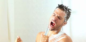 الاستحمام بالماء الساخن يدمر البشرة ويفقدها الزيوت النافعة