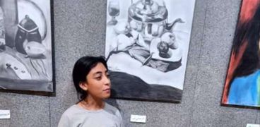 مريم مع لوحات الرسم
