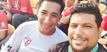 إبراهيم أبو النجا مع أحد جماهير الأهلي