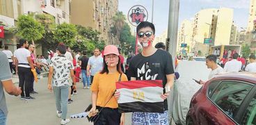 سائح صينى وصديقته يشجعان مصر فى مباراة أوغندا