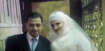 «هبة» وزوجها داخل مسجد السيدة نفيسة