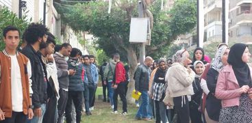 طوابير من الشباب أمام لجان مدرسة المنارة بمدينة نصر