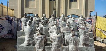 تماثيل شهداء ليبيا في مراحل الاستعداد لوضعها بمدخل كنيسة شهداء الإيمان في المنيا