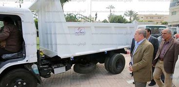 توزيع سيارات نظافة على قرى كفر الشيخ