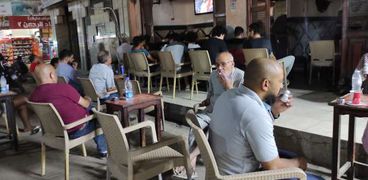 مواطنون يتابعون مباراة القمة في المقهى