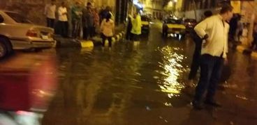 سحب مياه الأمطار بحي وسط في الإٍسكندرية