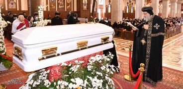 خلال جنازة الأنبا هدرا بحضور البابا