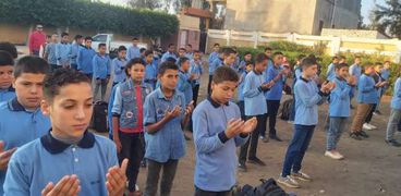 طلاب مدارس كفر الشيخ يقفون دقيقة حداد على أرواح شهداء غزة