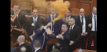قنبلة دخان داخل البرلمان الألباني