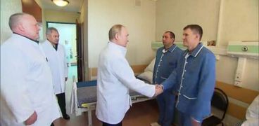 الرئيس الروسي بوتين خلال زيارته للعسكريين الروس المصابين