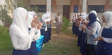 طالبات مدرسة في بني سويف ينظمن ممرا شرفيا لمُعلم لبلوغه سن المعاش