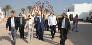 محافظ القاهرة يتفقد أعمال تطوير قرية الفواخير