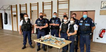 عناصر من الشرطة الفرنسية أمام أموال المرأة