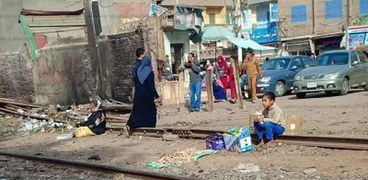 «محمد» يبيع المناديل على شريط السكة الحديد
