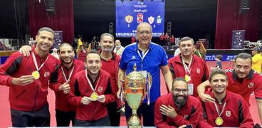 فريق الأهلي بعد فوزه بلقب البطولة العربية لتنس الطاولة
