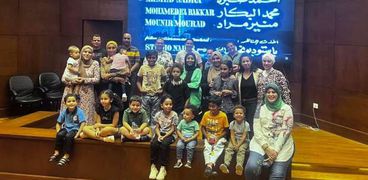 العديد من الأسر خلال مشاهدتها فيلم «دهب» بمتحف شرم الشيخ