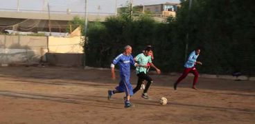 «جابر» ستيني يلعب كرة القدم