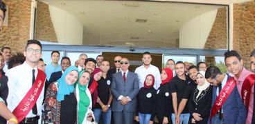 صورة تذكارية لمحافظ  البحر الأحمر  مع طلاب جامعة المنيا