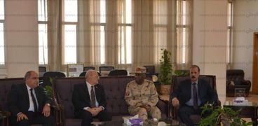 رئيس جامعة الزقازيق يستقبل قائد قوات الدفاع الشعبي