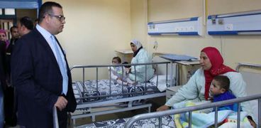 رئيس جامعة املنصورة بمستشفي الأطفال