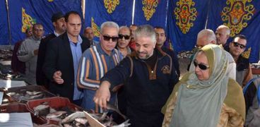 محافظ بورسعيد يفتتح شادر لبيع الأسماك بأسعار مخفضة