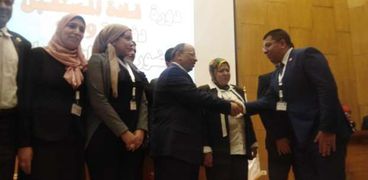 أحمد النحال خلال تكريمه من وزير التنمية المحلية