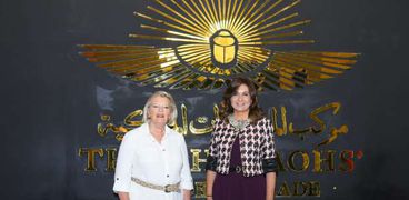 السفيرة نبيلة مكرم وزيرة الهجرة وشئون المصريين في الخارج مع وزيرة الهجرة الهولندية