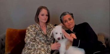 الفنانة جودي فوستر بجوارها كلبها وزوحتها ألكسندرا